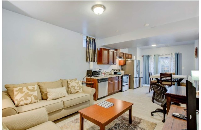 🌴☀️Upgraded 3 Bedroom Basement Apartment w/Private Entry 🌴☀️