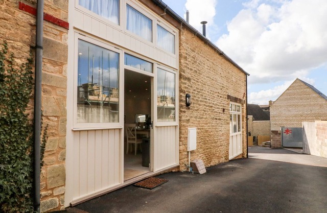 UPPER BARN, pet friendly, with a garden in Chipping Norton