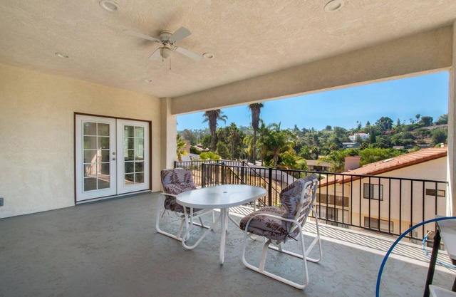 Upper deck entire condo, close to beaches and hospitals- in beautiful Vista CA!