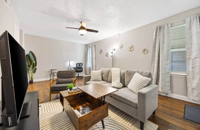 Upscale 1BD Queen Suite mins to Downtown | Pool, W/D, Desk