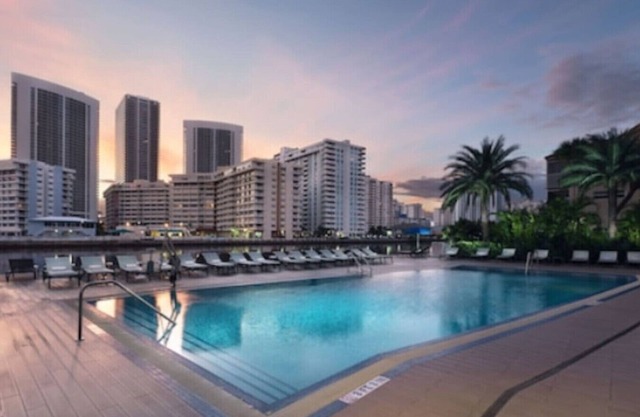 Upscale 1BR Suite with Pool, Gym & Beach Service for Ultimate Comfort