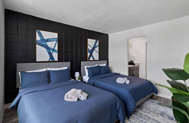 Upscale 2 Bed Suite — Mins to Downtown Cincinnati!