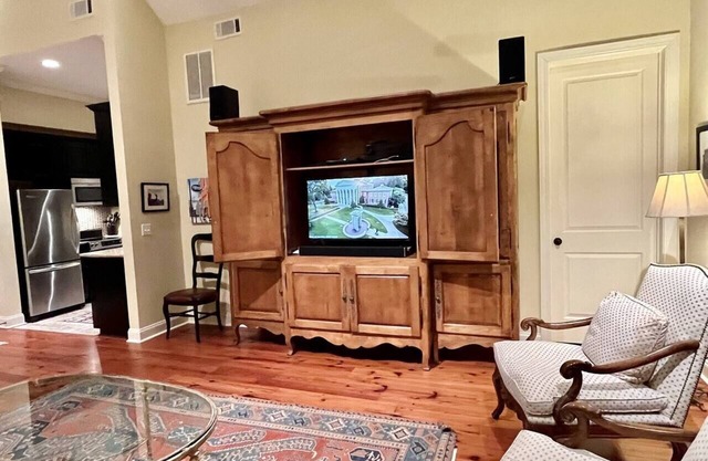 Upscale Condo Right on The Square!