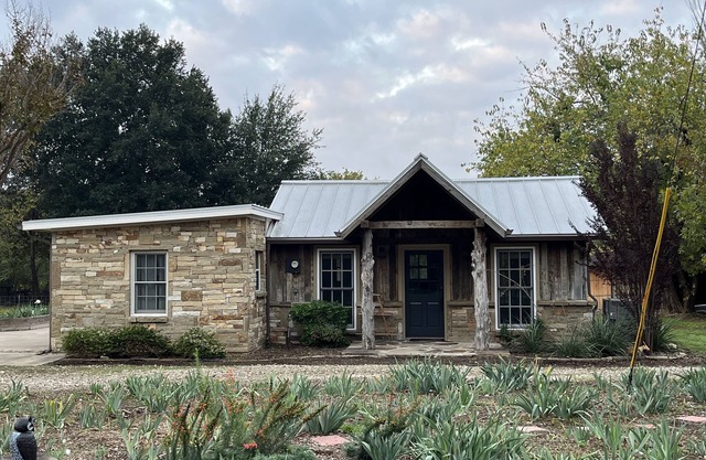 Upscale cottage on a farm in the middle of the city. Six miles to DFW airport.