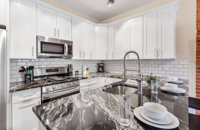 Upscale Double King Bed Suite ~ Steps from Walnut!