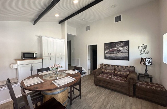 Upscale garage - shop apartment near Sienna, Liberty
