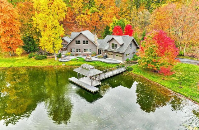 Upscale log cabin w/20' ceilings, indoor hot tub & King beds