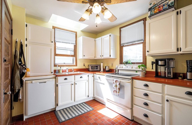 Upscale Lower Steps From Lake Michigan! lower NY