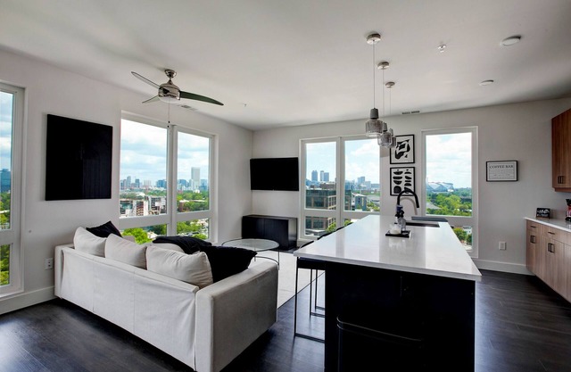 Upscale Midtown Retreat ✨ Modern Comfort, Free Parking & Close to Mercedes-Benz