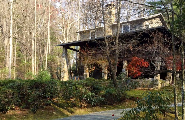 Upscale Mountain Vacation Home - Beautiful Wooded Setting