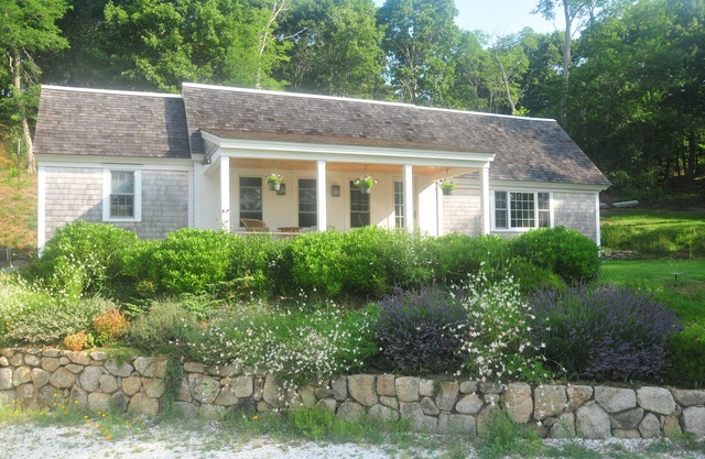 Upscale, newly renovated cottage, 10 acres/farm/near Ocean Beach