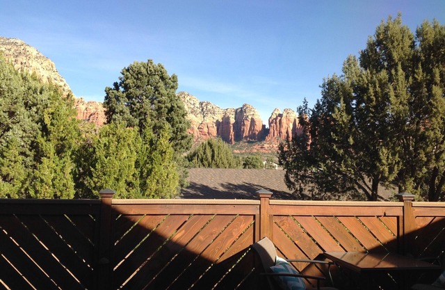UPSCALE PRIVATE HOME, SPECTACULAR VIEWS, WALK TO TRAILS, HUGE DECK QUIET!