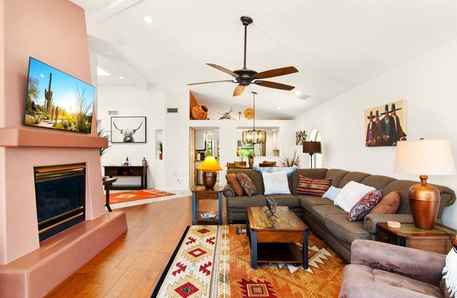 UPSCALE Sedona VIEWS-heated POOL-golf-hot tub-Pball-tennis-fireplace-PRIVATE