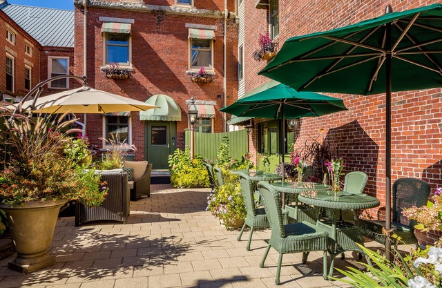 Upscale suite w/ soaking tub & garden patio - in the heart of downtown Belfast