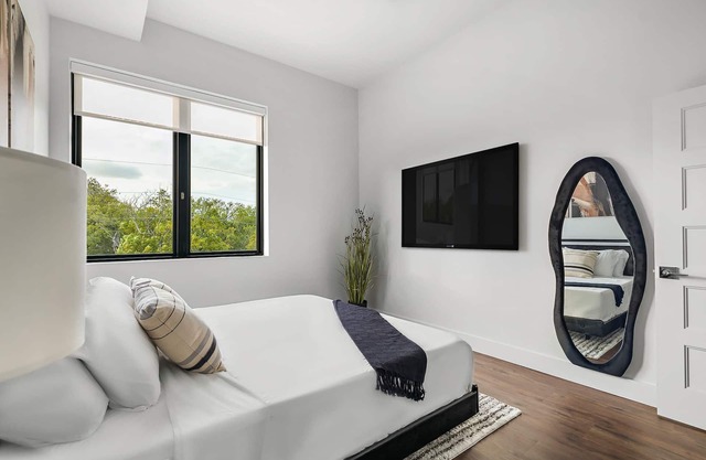 Upstay! New Renos Spacious Apartment Near Soco