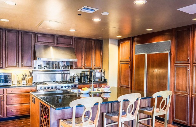 Uptown Dallas 2-Story Penthouse Condo across from the Crescent Hotel