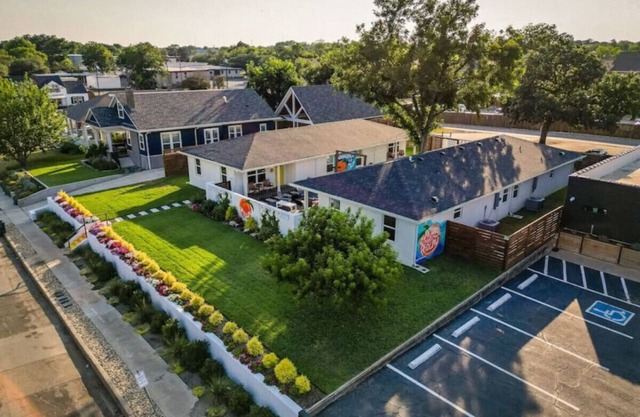 Uptown Peach ~ Boutique Hotel near Magnolia + BU