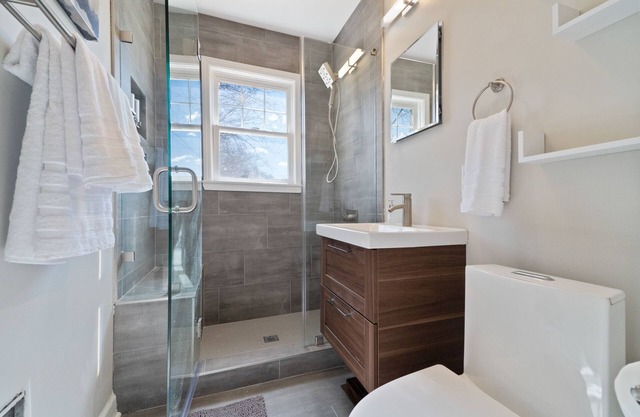 Uptown travellers favorite/Free airport pick-up/Car available/Pets welcome