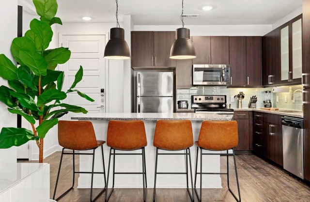 Urban apt 2BR Downtown Lake · Pool Gym · Garage