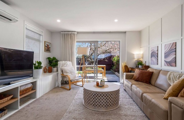 Urban Escape: Central, Cosy, Romantic + Free Parking