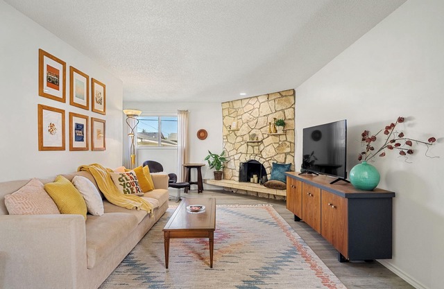 Urban Family Lodge- quiet, spacious, full kitchen, 3BR, sleep 8