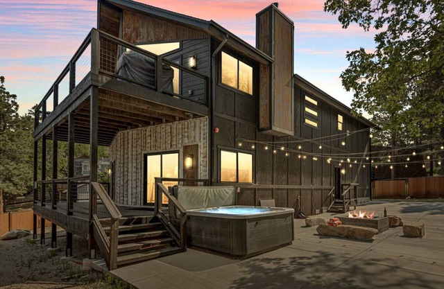 Urban Manor, walk 2 Ski Resort & Hot Tub w/Firepit