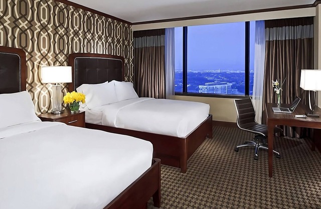 Urban Oasis in the Heart of Alexandria! 3 Relaxing Units, Swimming Pool!