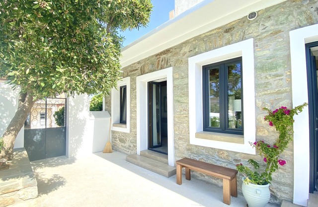 Urban Oasis: Stone House with pool & garden