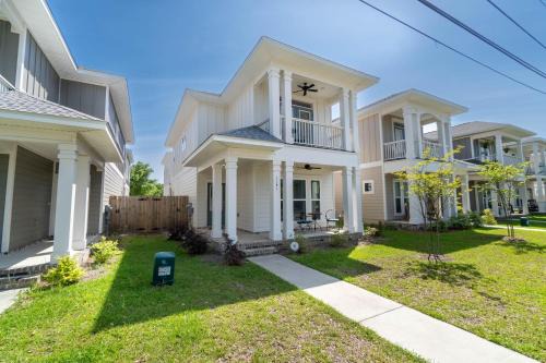 Urban Vista - 3 Bed 2 and Half Bath, Close to Downtown!