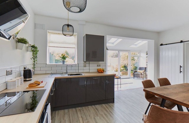 uSnooz | Spacious Huddersfield Home close to M62