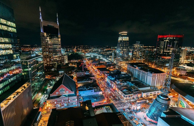 V814 ~ East Nashville ~ Garage Parking ~ 8 Min to Broadway /Downtown ~ Walk to Grimeys