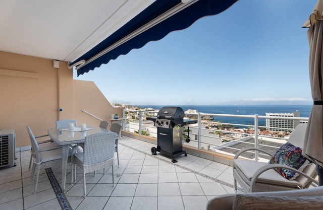 Vacation Apartment 'Casa Puesta Del Sol' with Sea View, Shared Pool and Wi-Fi