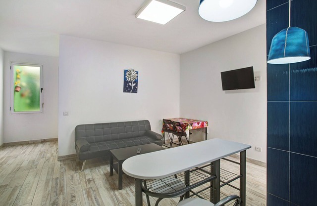 Vacation Apartment 'Apartamento B Para 3 En Vecindario' with Wi-Fi