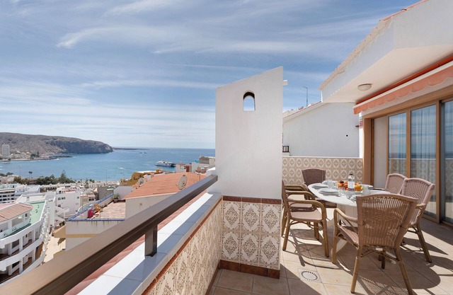 Vacation Apartment 'Apto La Colina Los Cristianos' with Sea View, Shared Pool and Wi-Fi