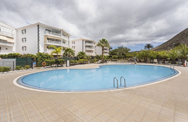 Vacation Apartment 'Apto Vistahermosa 3 Bed and Pool' with Mountain View, Wi-Fi and Air Conditioning