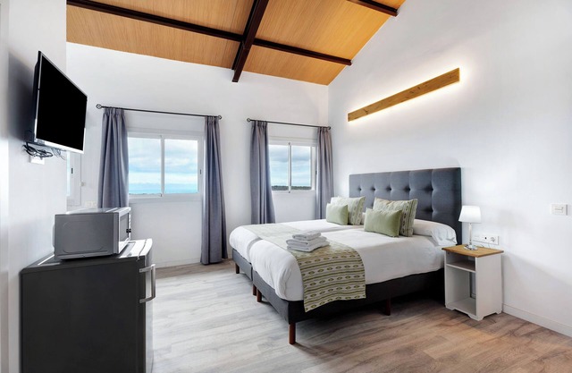 Vacation Apartment 'Casa Lomo El Aire Helecho' with Sea View, Shared Pool and Wi-Fi