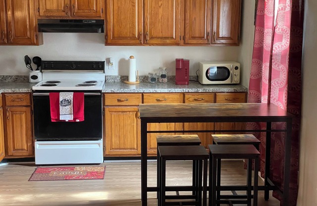 Vacation Condo #2 2BR with full kitchen, walk to river and shops, pets welcome