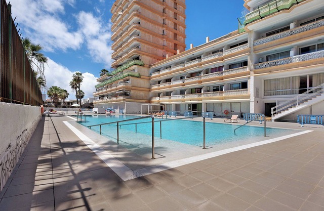 Vacation Home "Playa Honda" close to the Sea with Shared Pool & Wi-Fi