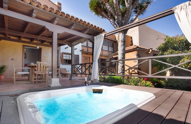 Vacation Home 'La Casona De La Rambla' with Sea View, Private Garden, Hydromassage bathtub