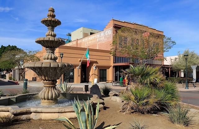 VACATION ESCAPE, TWO MODERN UNITS! POOL/PARKING AND HOT TUB