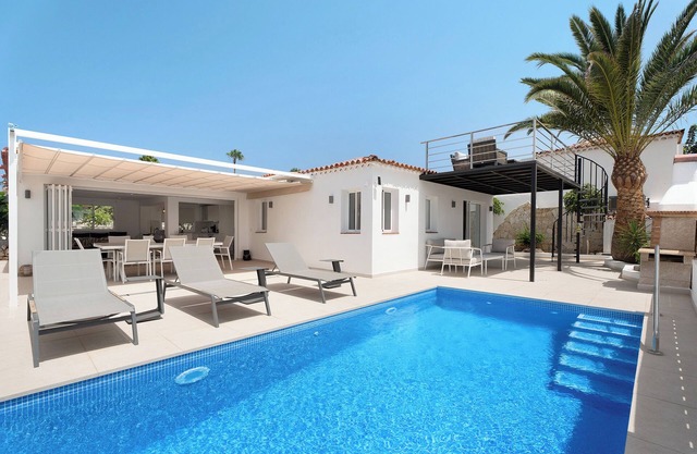 Vacation Home "Villa Vista" with Sea View, Pool & Wi-Fi