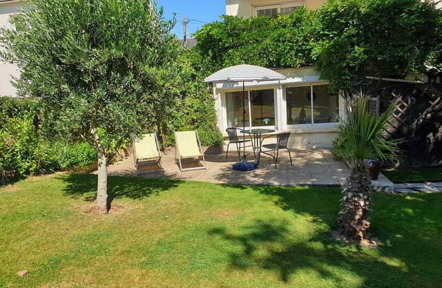 Vacation home 8 km from the sea with enclosed garden, south-facing terrace, bicycle shed