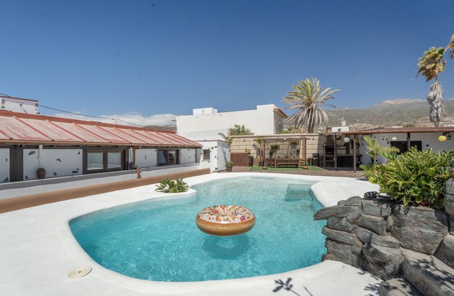 Vacation Home 'Abuelo Manuel' with Sea View, Wi-Fi and Air Conditioning