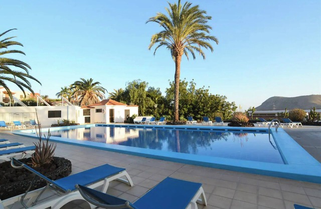 Vacation Home 'Bungalow Con Piscina Comunitaria' with Sea View, Shared Pool and Wi-Fi