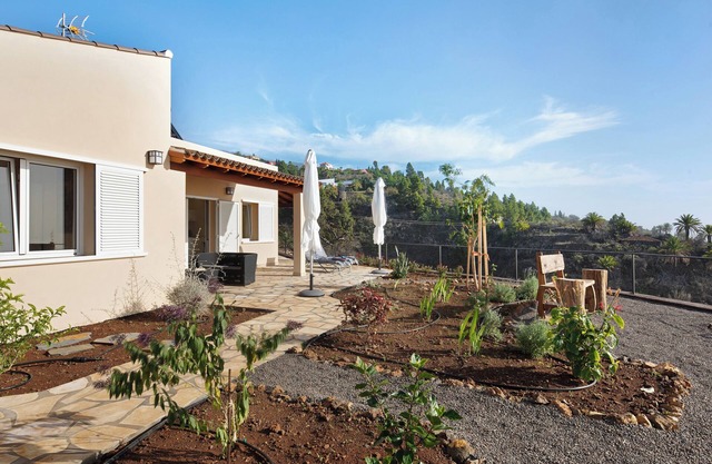 Vacation Home "Casa Inti" with Sea View, Private Garden & Wi-Fi