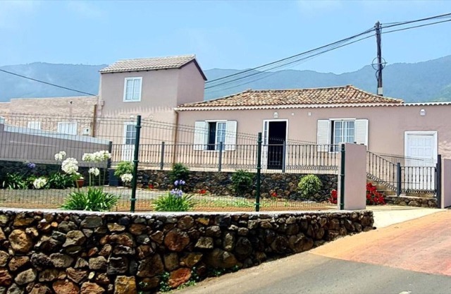 Vacation Home "Casa Los Agapantos" with Sea View, Garden & Wi-Fi