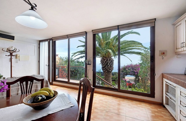 Vacation Home "Casa Titi" with Sea View, Private Terrace & Wi-Fi