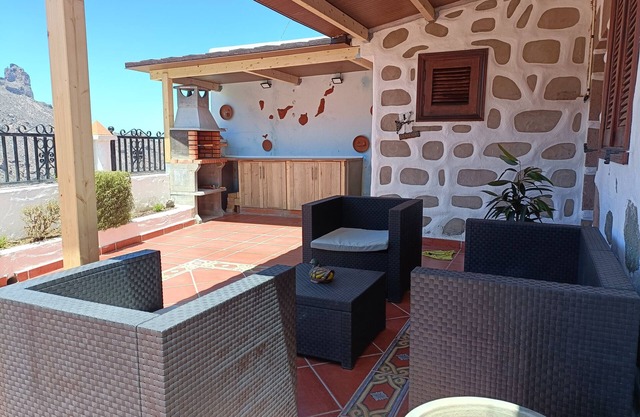 Vacation Home 'Casita Roque Nublo' with Mountain View, Garden & Wi-Fi