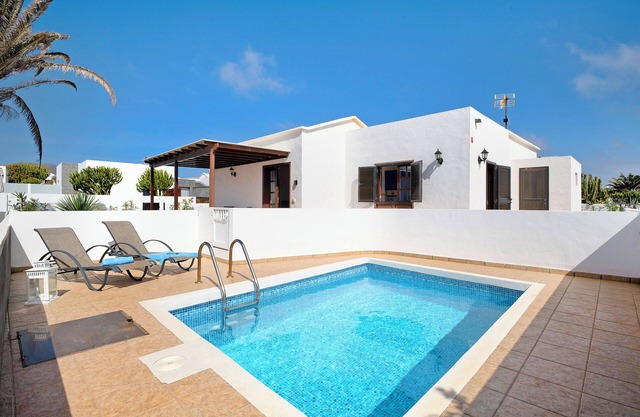 Vacation Home "El Charco Azul" with Pool, Terrace & Wi-Fi