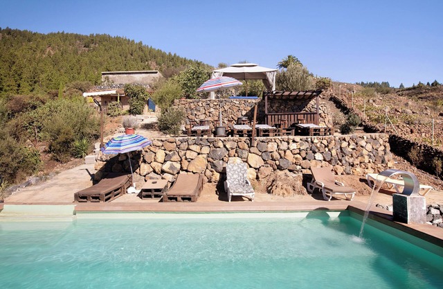 Vacation Home "El Cazador 1" with Sea View, Shared Pool & Wi-Fi